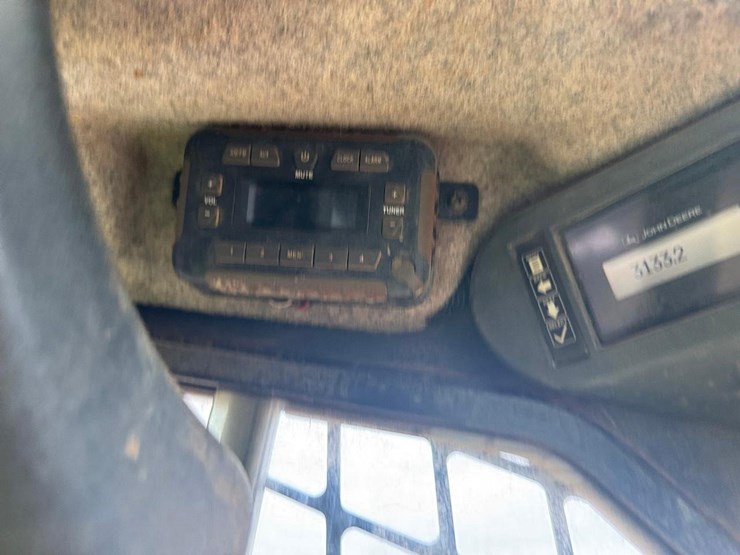 2017-deere-323e-image-25