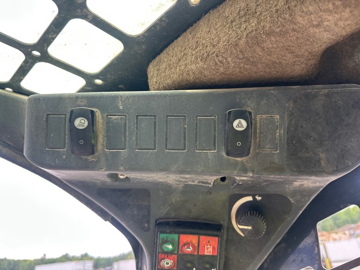 deere-323e-image-41