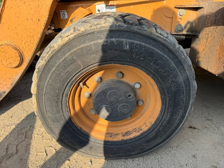 #2486-•-2015-case-570nep-skip-loader-image-80