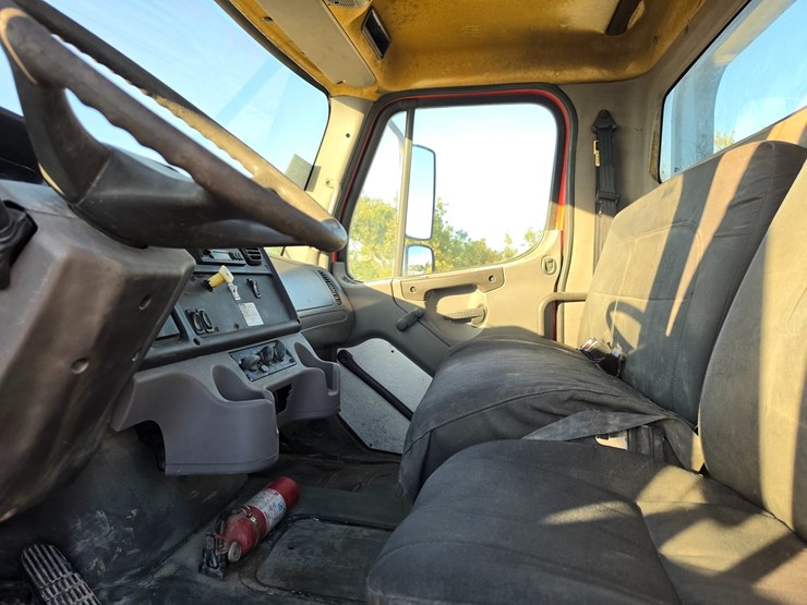 2006-freightliner-m2-106-image-54
