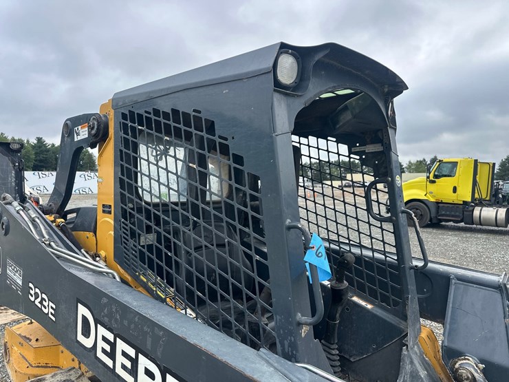 deere-323e-image-14
