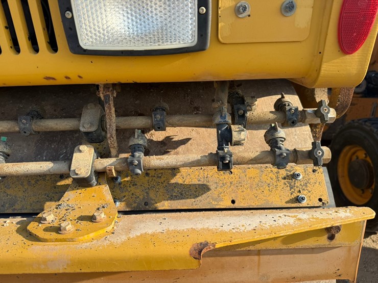 2015-caterpillar-cb66b-image-46
