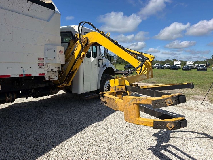 2017-freightliner-m2-106-image-28