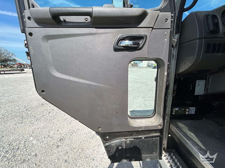 2017-peterbilt-520-image-27