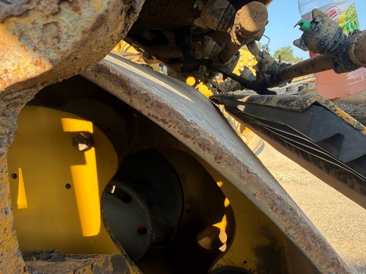 2015-caterpillar-cb66b-image-122