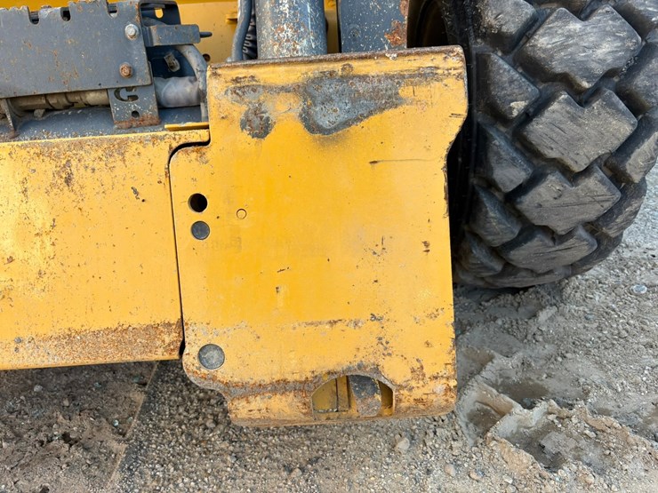 2021-deere-330g-image-24