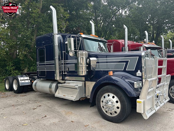 2022-kenworth-w900l-image-1