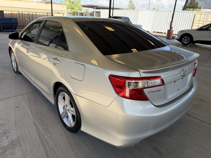 2014-toyota-camry-sdn-image-9