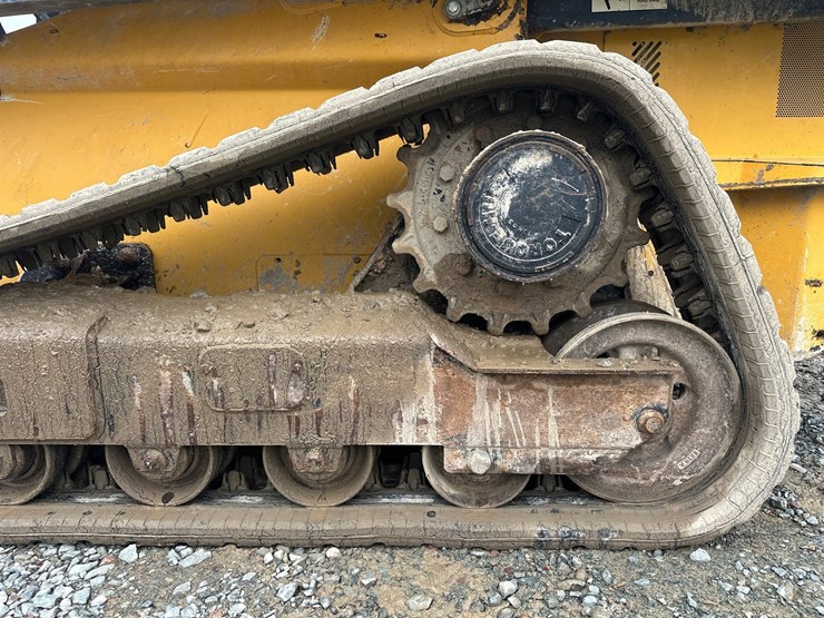 deere-323e-image-53