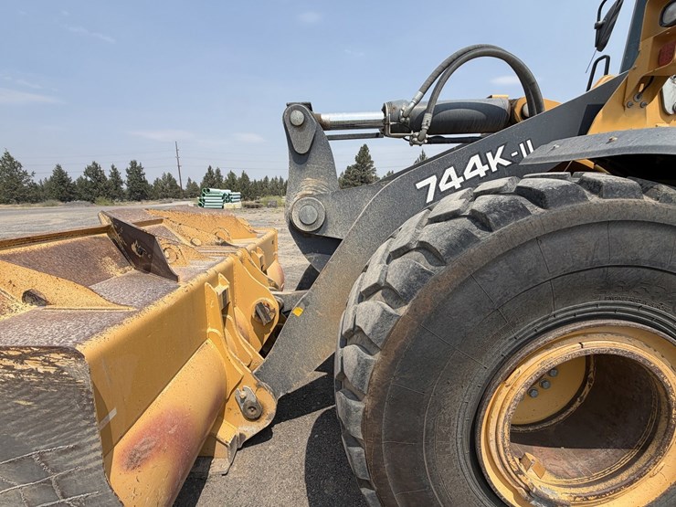 2019-deere-744k-image-11