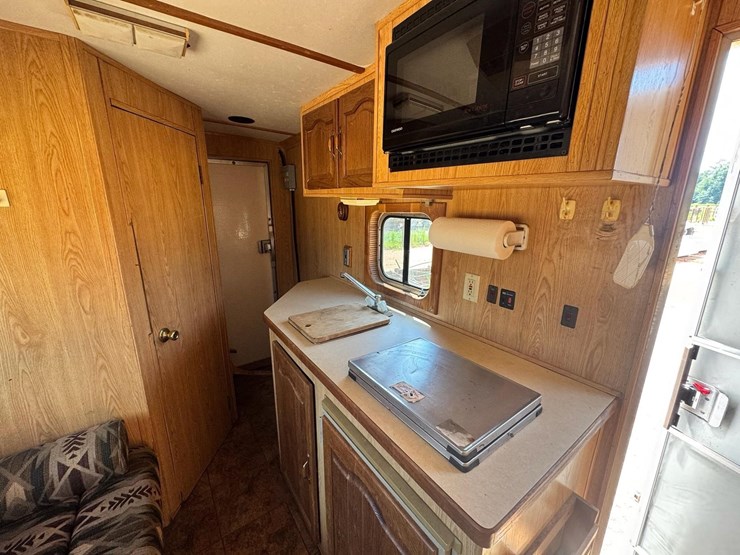 #8736-•-1996-hart-living-quarters-3-horse-trailer-image-12