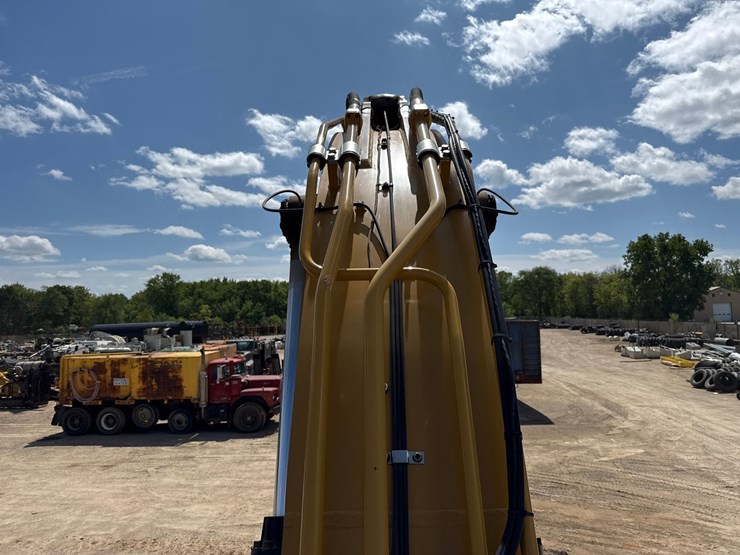 2019-caterpillar-352f-image-37