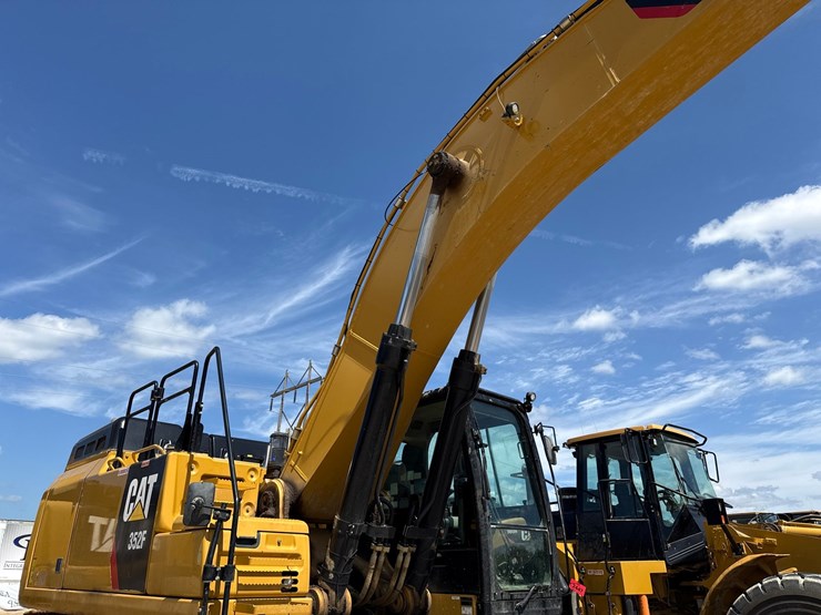 2019-caterpillar-352f-image-19