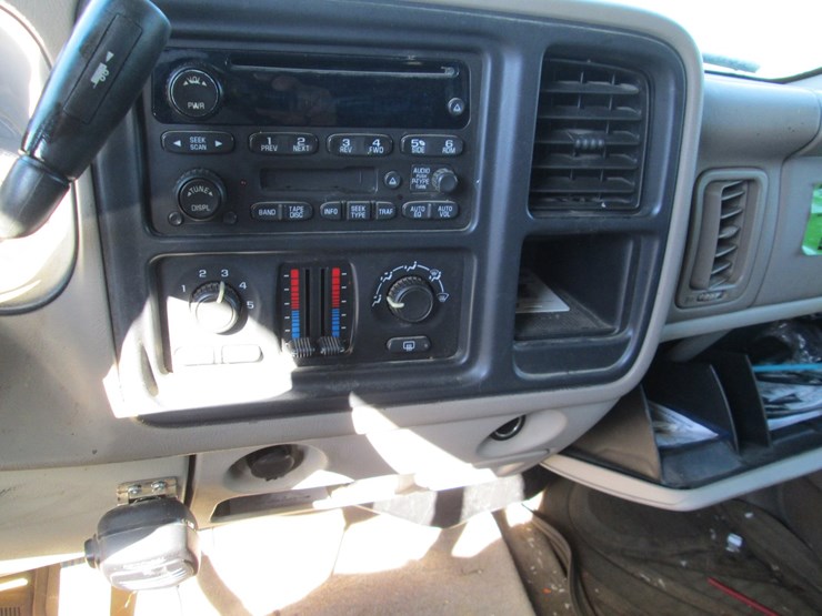2004-chevrolet-tahoe-image-27
