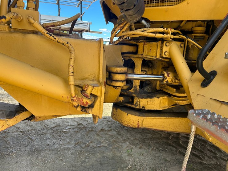 caterpillar-725-image-12