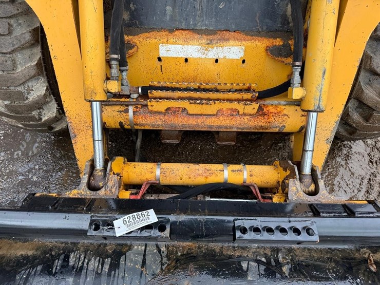john-deere-325-image-11