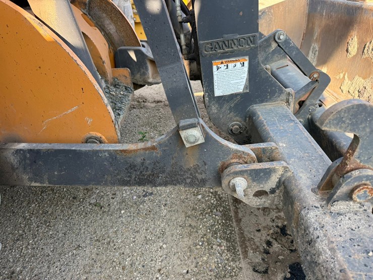 #2486-•-2015-case-570nep-skip-loader-image-36