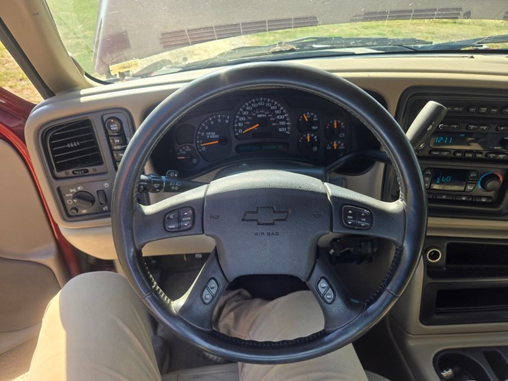 2003-chevrolet-suburban-image-42