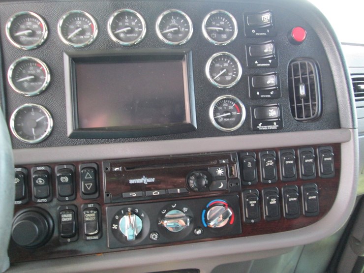 2018-peterbilt-389-image-42
