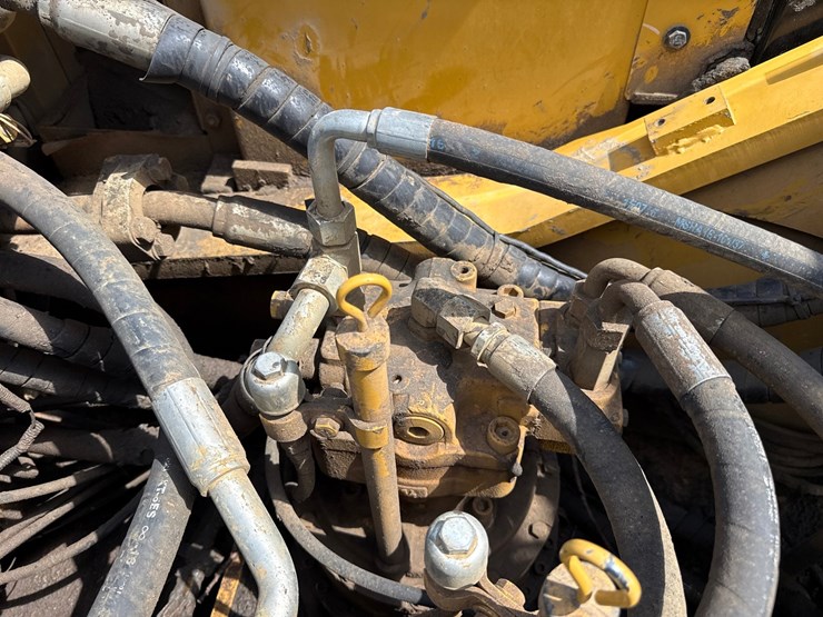 2019-caterpillar-352f-image-45