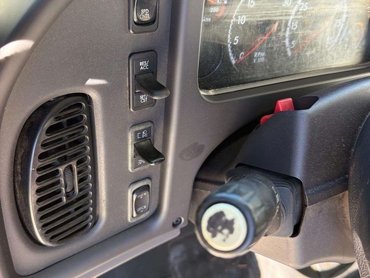 2016-freightliner-m2-112-t/a-day-cab-truck-tractor-image-7