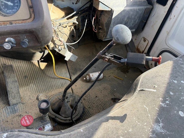 1983-ford-800-image-51
