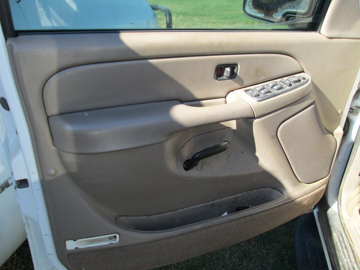 2004-chevrolet-tahoe-image-23