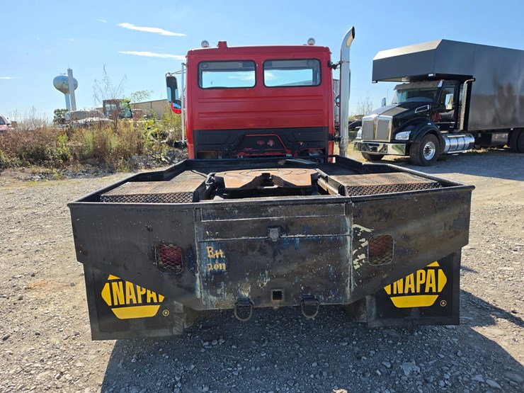 1997-freightliner-fl70-image-13