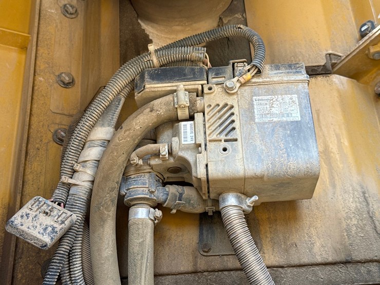 2019-caterpillar-352f-image-81