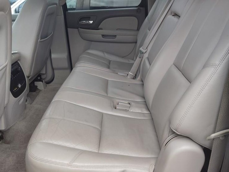 2012-chevrolet-suburban-image-5