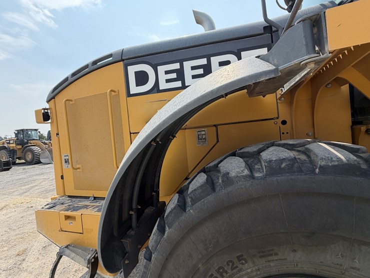 2019-deere-744k-image-41