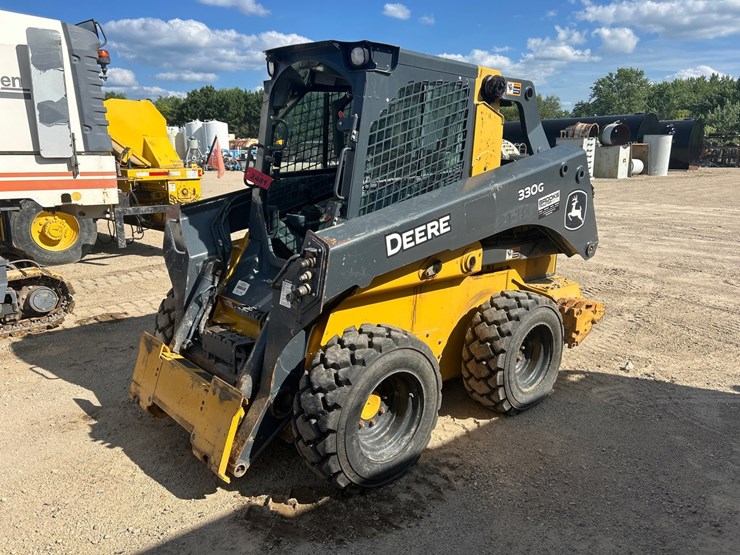 2021-deere-330g-image-1
