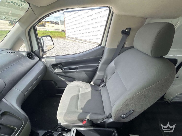 2014-nissan-nv200-image-22