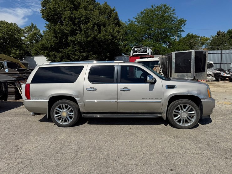 2008-cadillac-escalade-image-4
