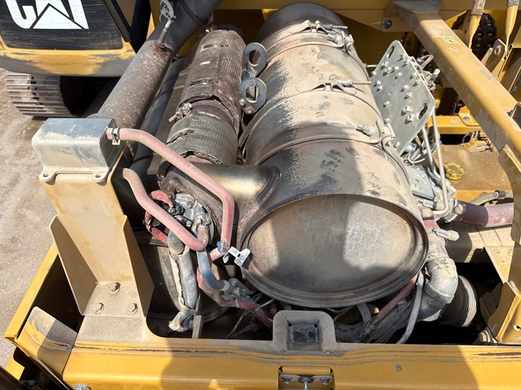 2019-caterpillar-352f-image-48