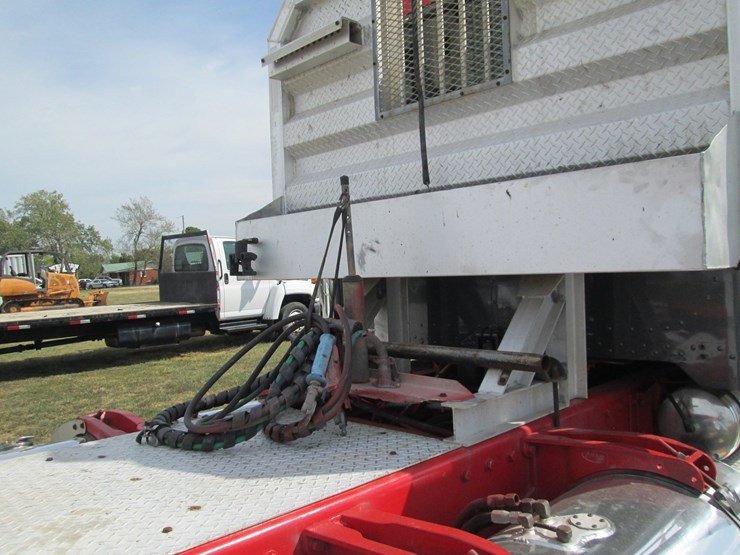 2006-peterbilt-389-image-14