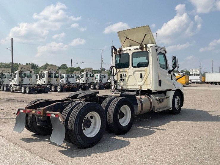 2019-freightliner-cascadia-126-image-2