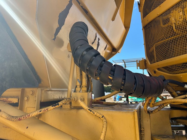 caterpillar-725-image-13