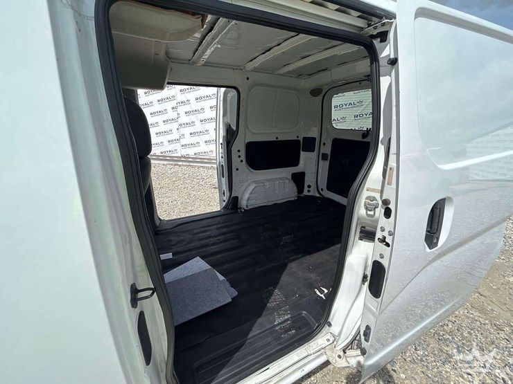 2014-nissan-nv200-image-13