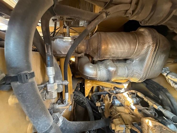2015-caterpillar-cb66b-image-97