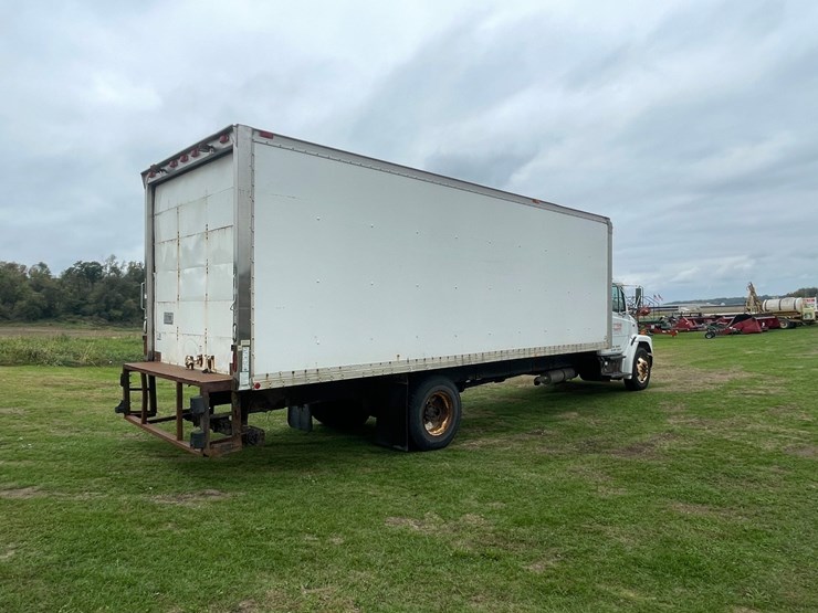 2004-freightliner-fl70-image-3