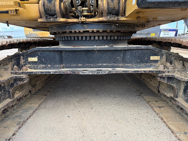 2019-caterpillar-352f-image-94