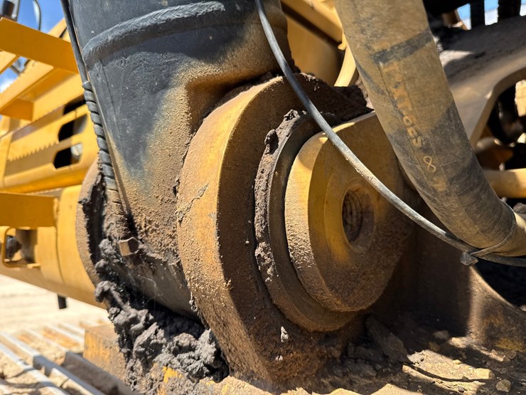 2019-caterpillar-352f-image-27