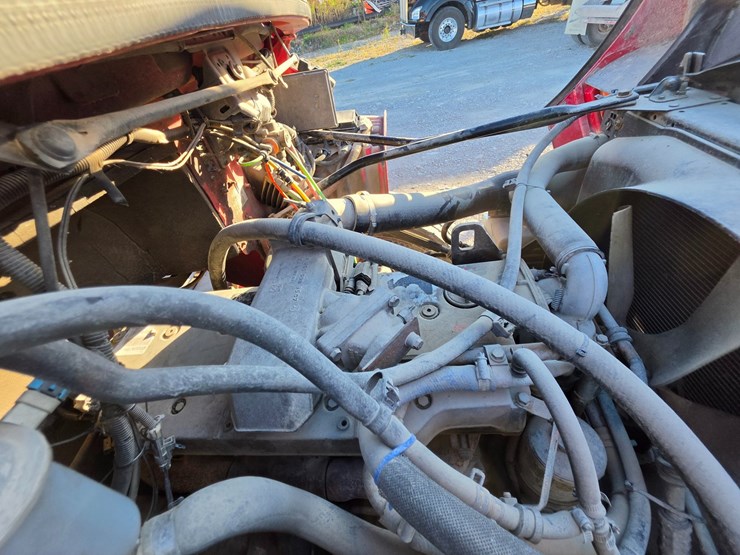 2006-freightliner-m2-106-image-44