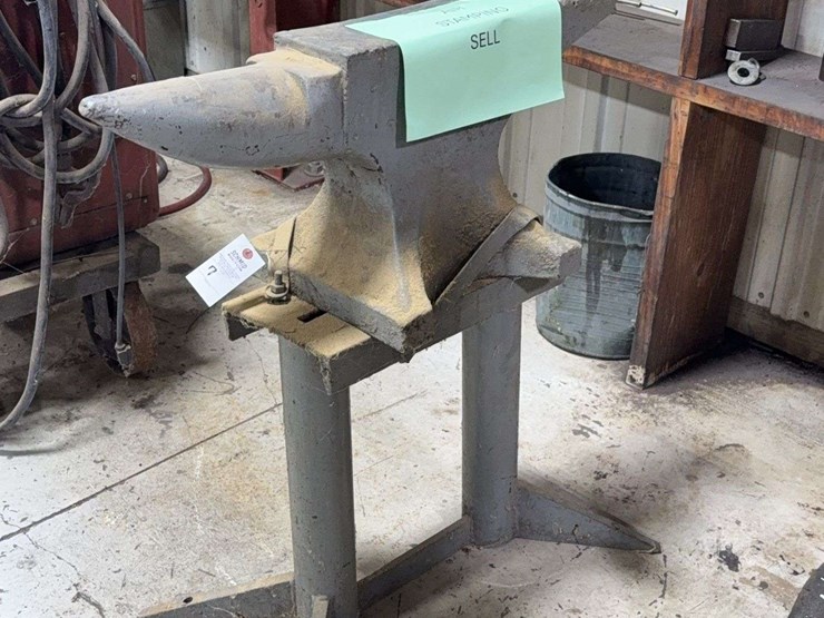 large-anvil-on-stand-30-1/2"l-x-5"w-image-2