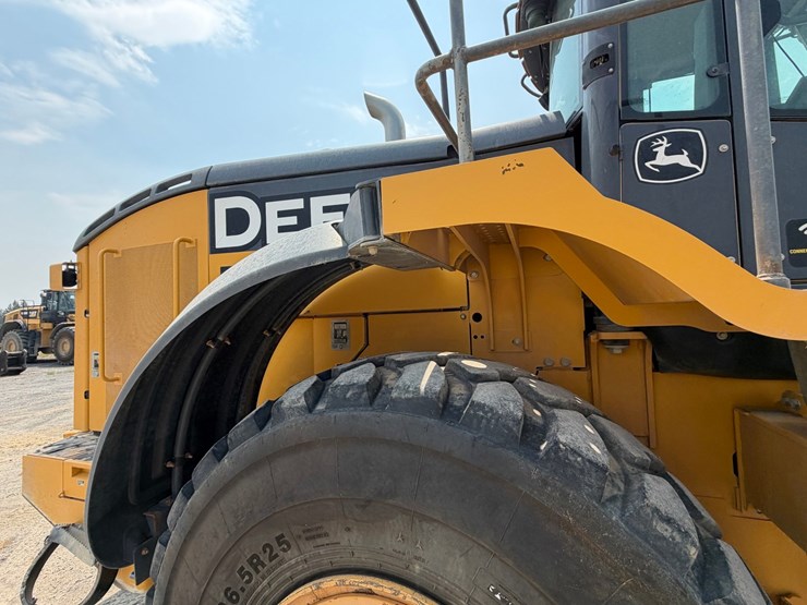 2019-deere-744k-image-40