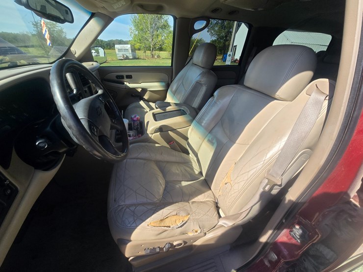 2003-chevrolet-suburban-image-32