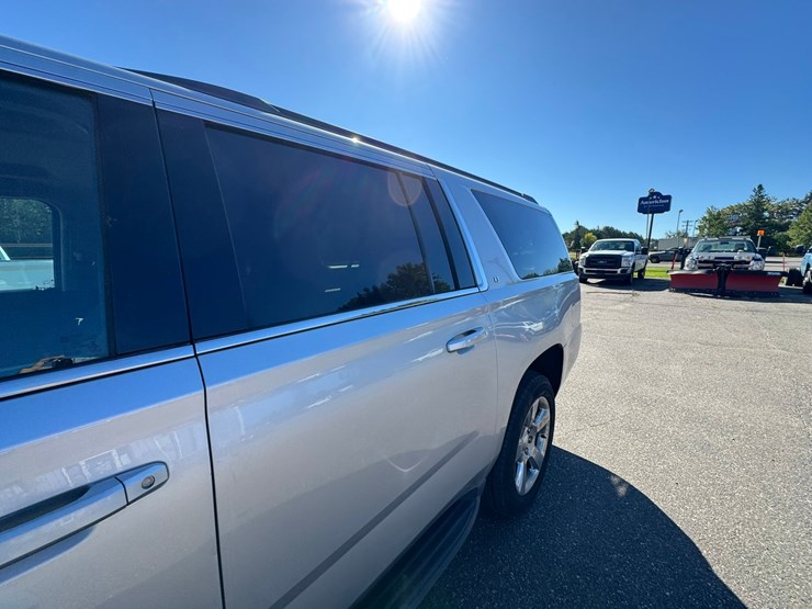 2017-chevrolet-suburban-image-12