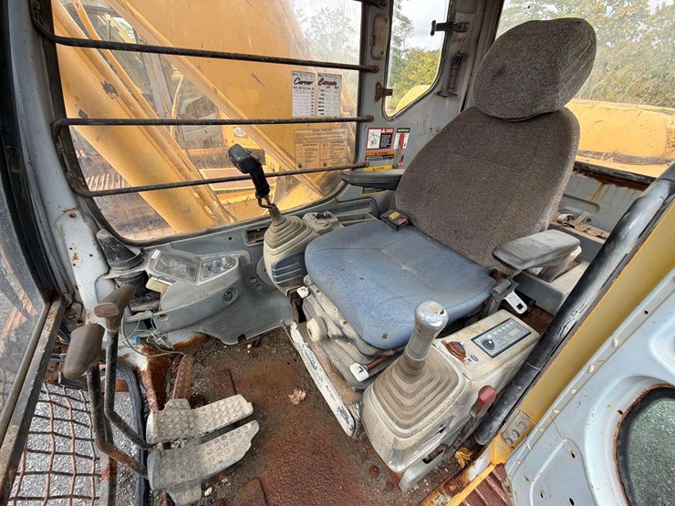 deere-200d-lc-image-24