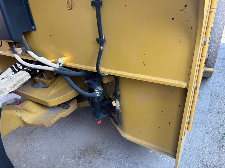2015-caterpillar-cb66b-image-56